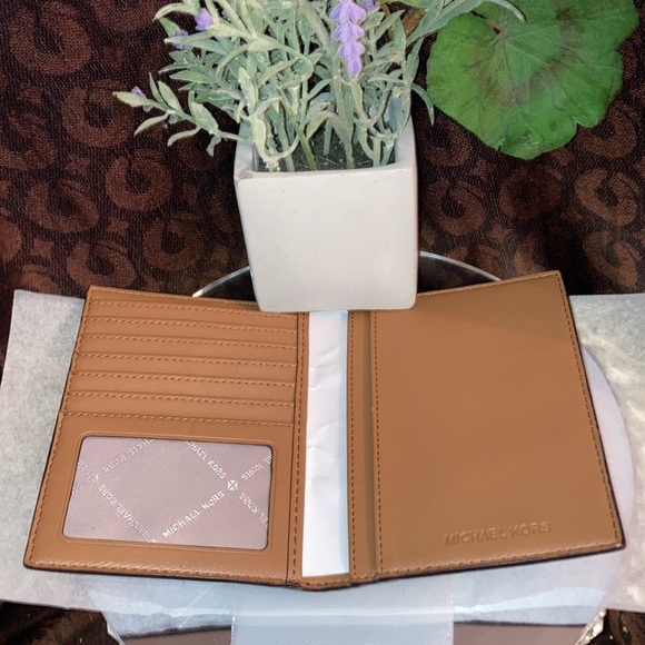 Brand New with tag Michael Kors Passport Holder Vegan Leather Picture Window - Picture 4 of 9